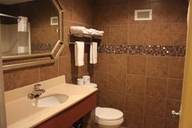 Whaler Inn & Suites