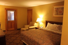 Whaler Inn & Suites