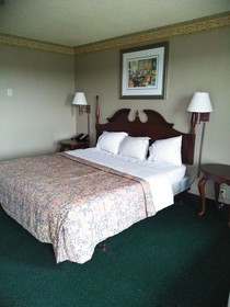 Whaler Inn & Suites