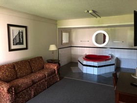 Whaler Inn & Suites