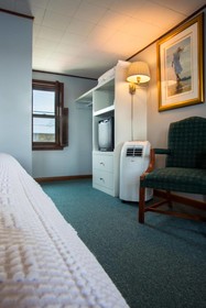 Bearskin Neck Motor Lodge