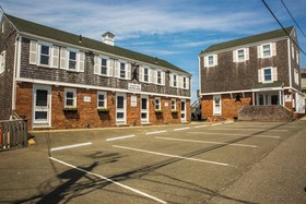 Bearskin Neck Motor Lodge