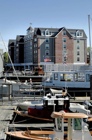 Salem Waterfront Hotel and Suites