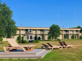 Riverview Inn & Suites