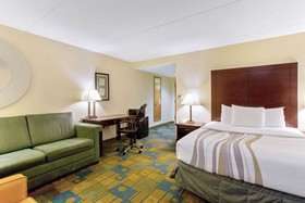 La Quinta Inn & Suites by Wyndham Boston Somerville