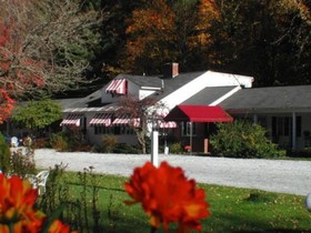 1896 House Country Inn - Brookside & Pondside
