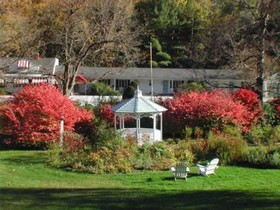 1896 House Country Inn - Brookside & Pondside