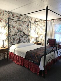 1896 House Inn & Country Lodgings