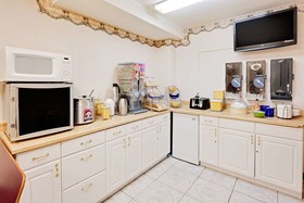 Days Inn by Wyndham Cadillac