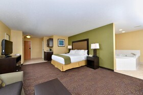 Holiday Inn Express & Suites Charlotte