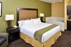 Holiday Inn Express & Suites Charlotte