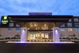 Holiday Inn Express & Suites Detroit - Dearborn