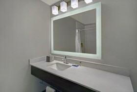 Holiday Inn Express & Suites Detroit - Dearborn