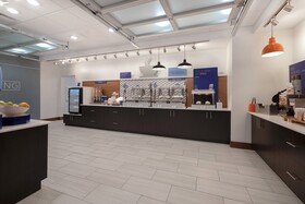 Holiday Inn Express & Suites Detroit - Dearborn