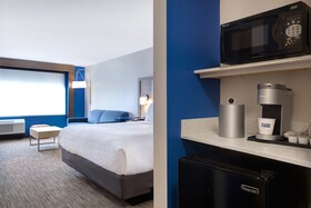 Holiday Inn Express & Suites Detroit - Dearborn