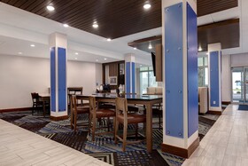 Holiday Inn Express & Suites Detroit - Dearborn