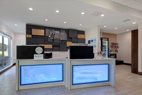 Holiday Inn Express & Suites Detroit - Dearborn