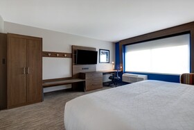 Holiday Inn Express & Suites Detroit - Dearborn