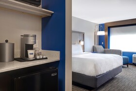 Holiday Inn Express & Suites Detroit - Dearborn