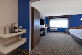 Holiday Inn Express & Suites Detroit - Dearborn