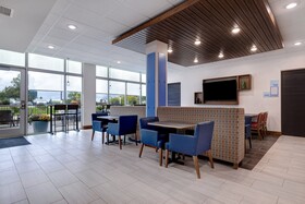 Holiday Inn Express & Suites Detroit - Dearborn