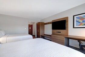 Holiday Inn Express & Suites Detroit - Dearborn