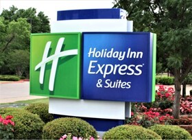 Holiday Inn Express & Suites Detroit - Dearborn