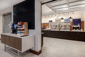Holiday Inn Express & Suites Detroit - Dearborn