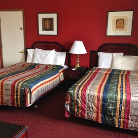 Econo Lodge Inn & Suites