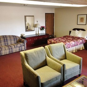 Econo Lodge Inn & Suites