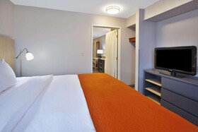 Country Inn & Suites by Radisson, Big Rapids, MI