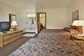 Hotel Iron Mountain Inn & Suites
