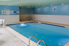 Holiday Inn Express and Suites Detroit Northwest - Livonia