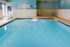 Holiday Inn Express and Suites Detroit Northwest - Livonia
