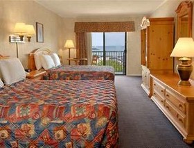 Days Inn by Wyndham Mackinaw City - Lakeview