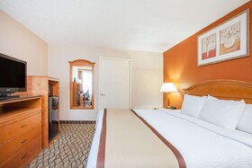 Baymont Inn & Suites Madison Heights Detroit Area