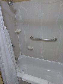 Baymont Inn & Suites Madison Heights Detroit Area