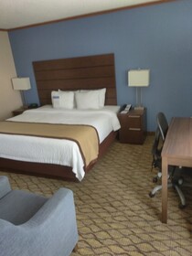 Baymont Inn & Suites Madison Heights Detroit Area