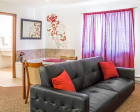 Econo Lodge On The Bay