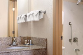 Howard Johnson by Wyndham Romulus Detroit Metro Airport