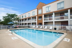 Howard Johnson by Wyndham Romulus Detroit Metro Airport