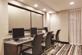 La Quinta Inn & Suites Detroit Metro Airport