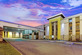 La Quinta Inn & Suites Detroit Metro Airport