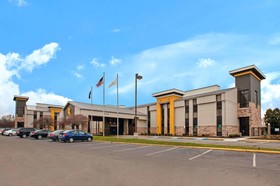 La Quinta Inn & Suites Detroit Metro Airport