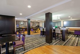 La Quinta Inn & Suites Detroit Metro Airport