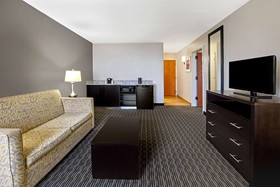 La Quinta Inn & Suites Detroit Metro Airport