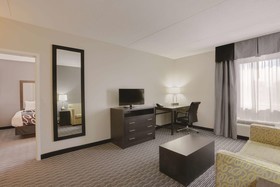 La Quinta Inn & Suites Detroit Metro Airport