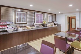 La Quinta Inn & Suites Detroit Metro Airport