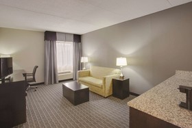 La Quinta Inn & Suites Detroit Metro Airport