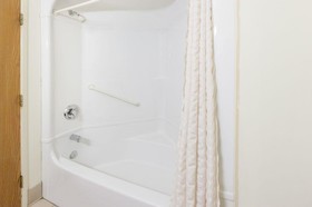 Travelodge by Wyndham Romulus Detroit Airport